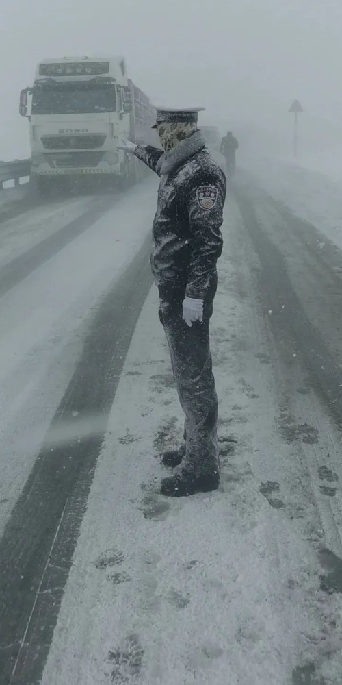 中國新聞-雪雕交警