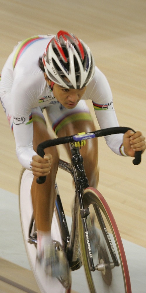 當代中國-傑出名人-為香港贏第一件彩虹戰衣黃金寶踩出世界單車冠軍