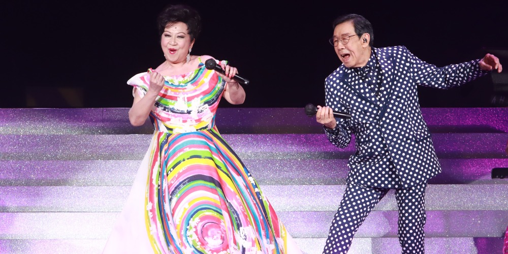 2021年胡楓開演唱會，和嘉賓薛家燕在舞台上載歌載舞