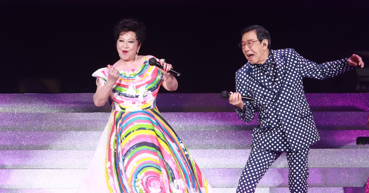 2021年胡楓開演唱會，和嘉賓薛家燕在舞台上載歌載舞
