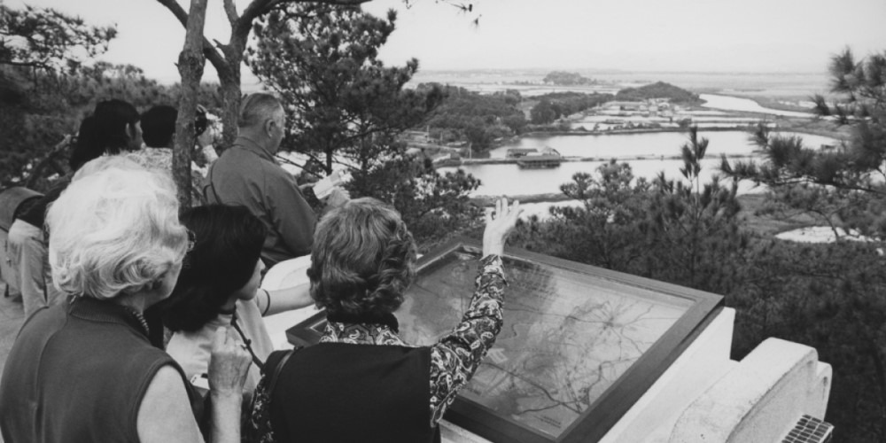 1979年，曾獲諾貝爾文學獎提名的詩人洛夫在余光中陪同下，登上落馬洲瞭望台，眺望一河之隔的祖國，寫下經典的《邊界望鄉》，這是其中一段。