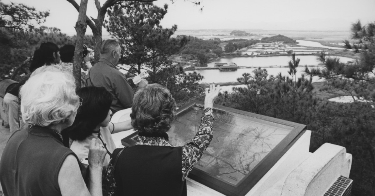 1979年，曾獲諾貝爾文學獎提名的詩人洛夫在余光中陪同下，登上落馬洲瞭望台，眺望一河之隔的祖國，寫下經典的《邊界望鄉》，這是其中一段。