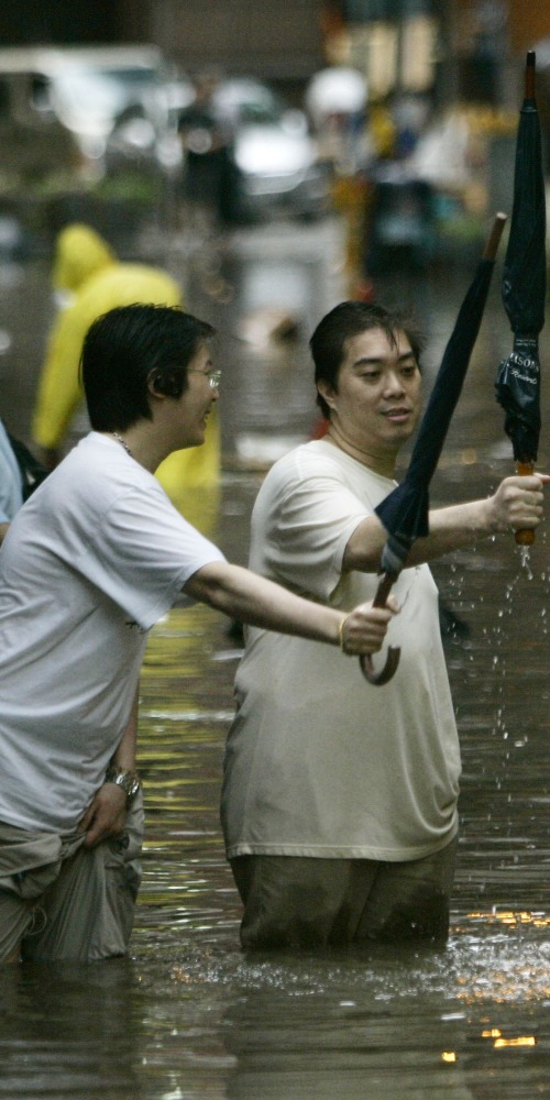 当代中国-飞凡香港-2008年香港暴雨大澳断路断水变“孤城”