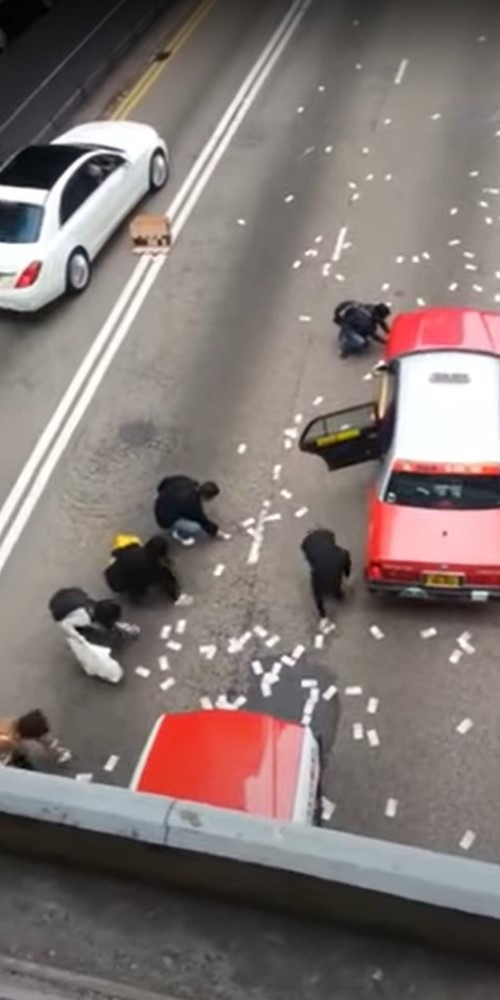 當代中國-飛凡香港-平安夜「天降橫財」不可異議的解款車跌錢事件