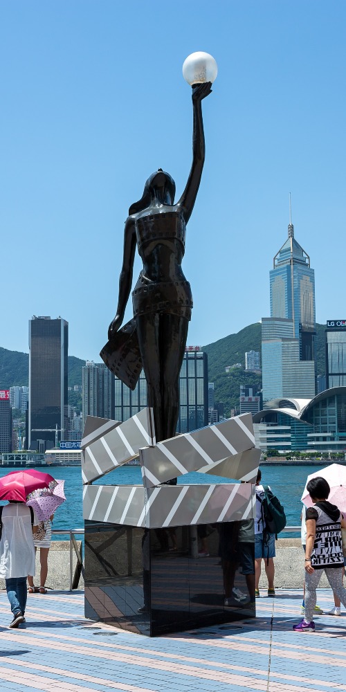 https://www.ourchinastory.com/images/cover/hong-kong/2022/04/normal/當代中國-飛凡香港-當年今日走進星光大道追蹤李小龍梅艷芳_x1.jpg