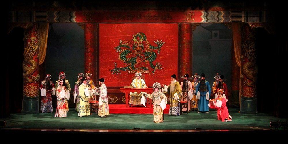 當代中國-飛凡香港-新光戲院曾陷結業危機當年今日重開繼續推動粵劇文化