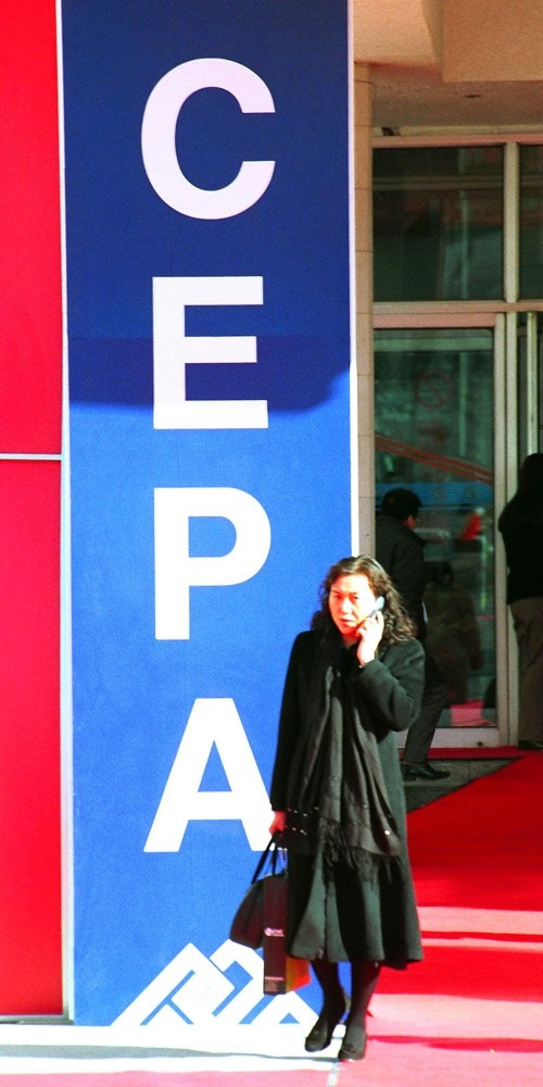 當代中國-飛凡香港-香港回歸25周年2004年CEPA實施零關稅助香港重振經濟