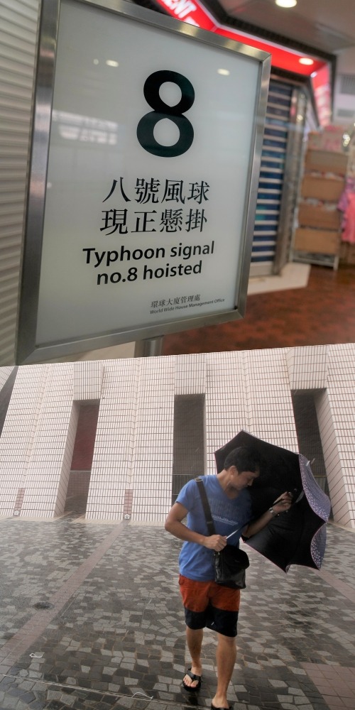 8號風球牌和颱風下的路人