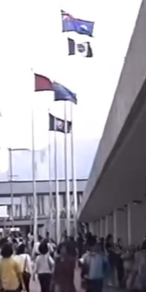 1960年開始豎立在尖沙咀碼頭附近的五支旗杆，其旁邊是一排電話亭。