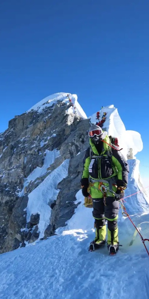 曾朗傑登上珠峰最年輕港人