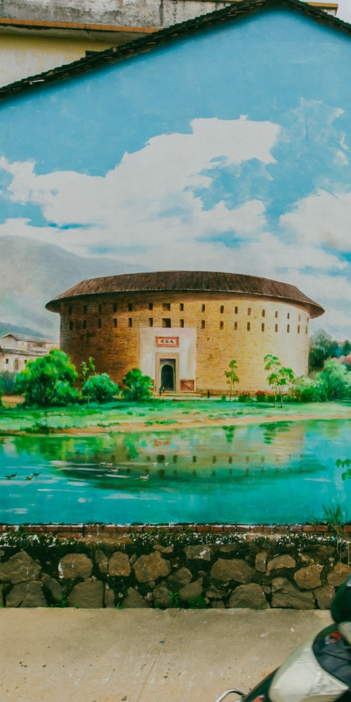  惠州博罗县罗阳镇中部的观背村，面积只有 0.3平方公里，大约等如1.5个维园那么大，村内一幅幅挂在墙上的壁画令人眼前一亮！这里有历史人物、古村风貌、名人隽语、人生格言，因为画功超凡色彩丰富，令它们瞬即在网络上走红，成为“网红”打卡地。