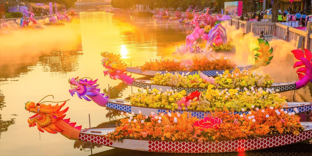 嶺南水上花市已有百年歷史，是全國特有的過年傳統。廣州有句話：「未行過花街不算過年」。行花街亦即行花市，是廣東傳統的春節習俗，早在清代已開始發展起來，而以廣州的花市最繁盛。