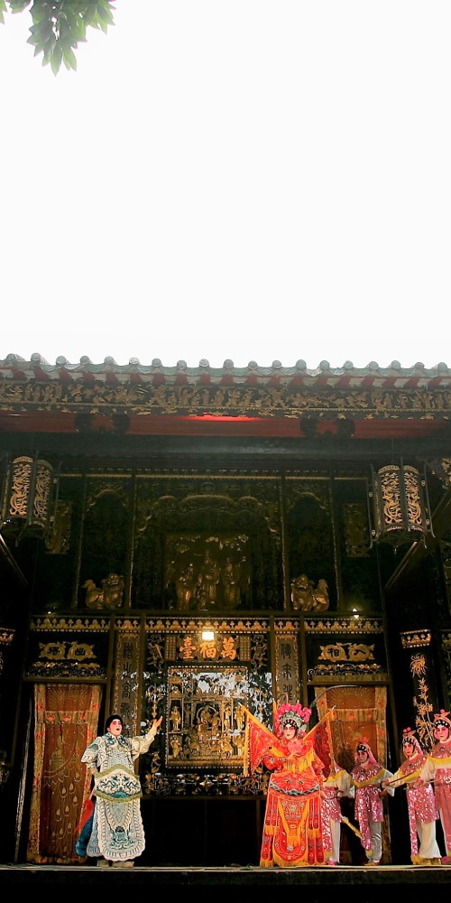 600年前北宋时期建成的佛山祖庙，拥有全国唯一一套最完整的北帝仪仗，在佛山人心中地位超凡。佛山祖庙不单是春秋二祭之地，庙内更全是广东民间艺术古迹，是佛山的打卡圣地。