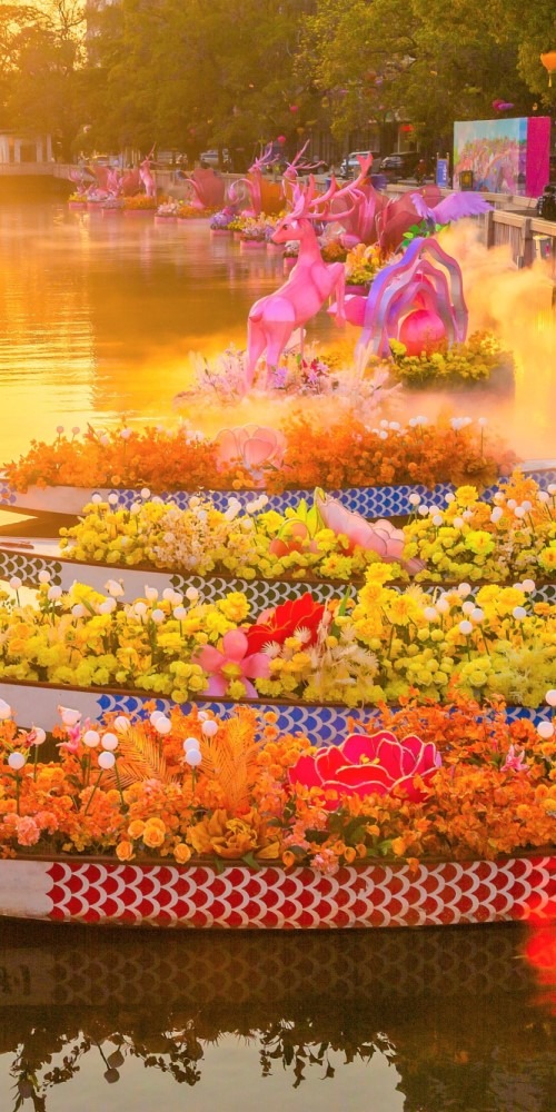 岭南水上花市已有百年历史，是全国特有的过年传统。广州有句话：“未行过花街不算过年”。行花街亦即行花市，是广东传统的春节习俗，早在清代已开始发展起来，而以广州的花市最繁盛。