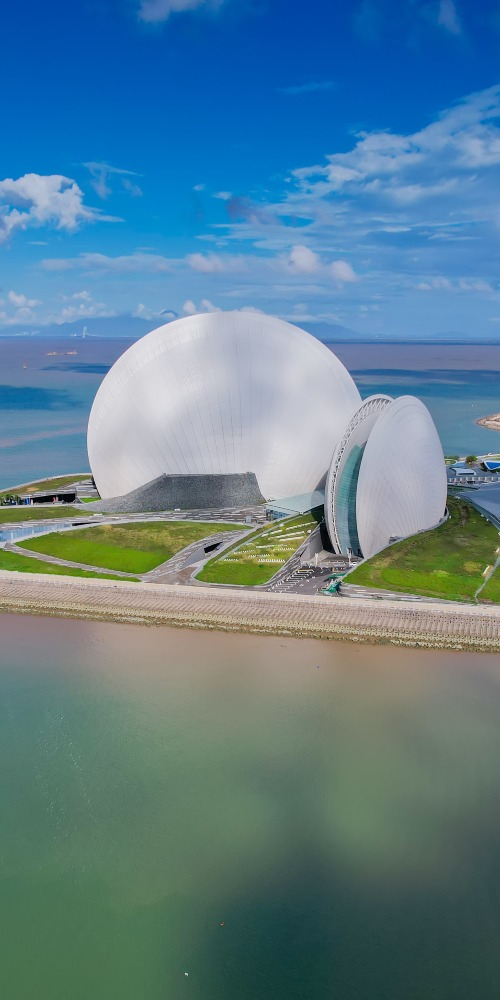 珠海大劇院「日月貝」造型的亮麗建築，一直都是打卡熱點。這個贏盡國際口碑的建築物，並不是外國設計的，而是出自中國建築大師手筆。