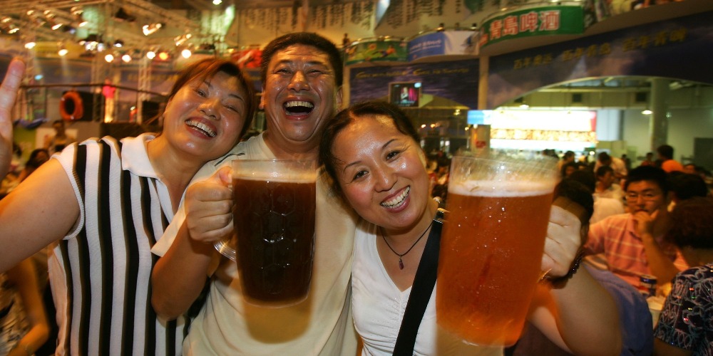 當代中國-改革開放-改革開放後首隻國企青島啤酒當年今日來港上市
