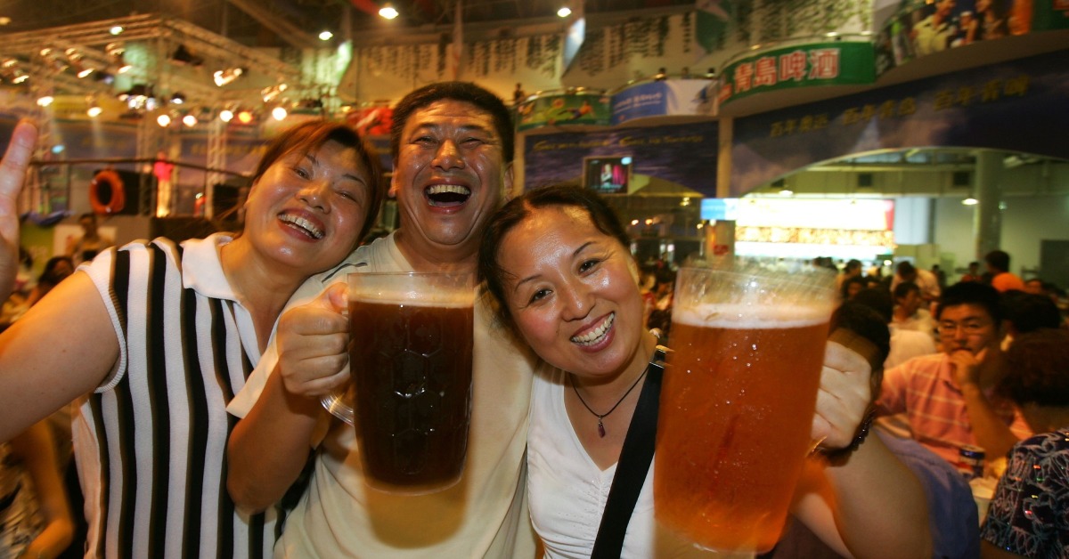 當代中國-改革開放-改革開放後首隻國企青島啤酒當年今日來港上市