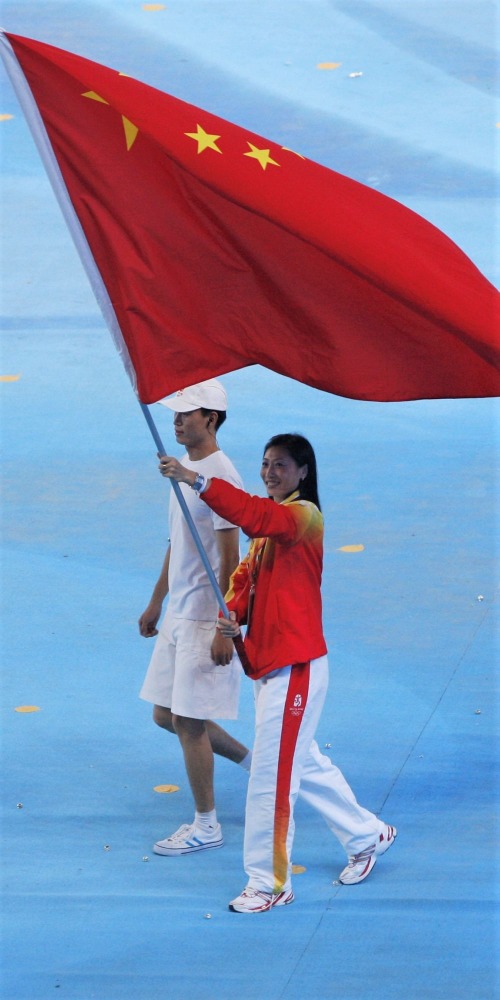 12年前今日（即2008年8月24日），北京奧運在中國國家體育場「鳥巢」閉幕，國家隊以48金、22銀、30銅共100枚獎牌，成為奧運史上首個登上金牌榜首的亞洲國家。