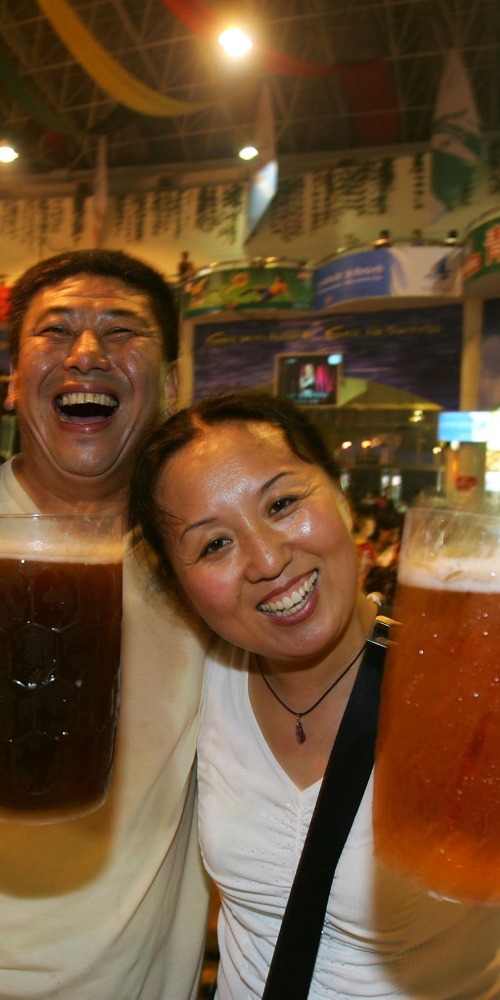 當代中國-改革開放-改革開放後首隻國企青島啤酒當年今日來港上市