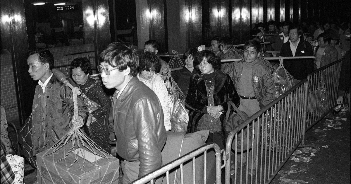 當代中國-名家-改革開放愛回家挑扁擔送物資回鄉探親