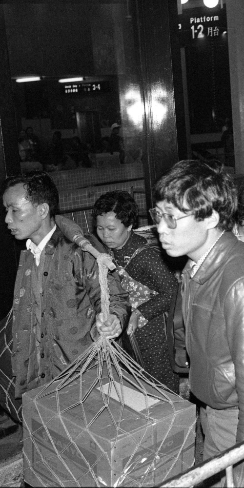 當代中國-名家-改革開放愛回家挑扁擔送物資回鄉探親