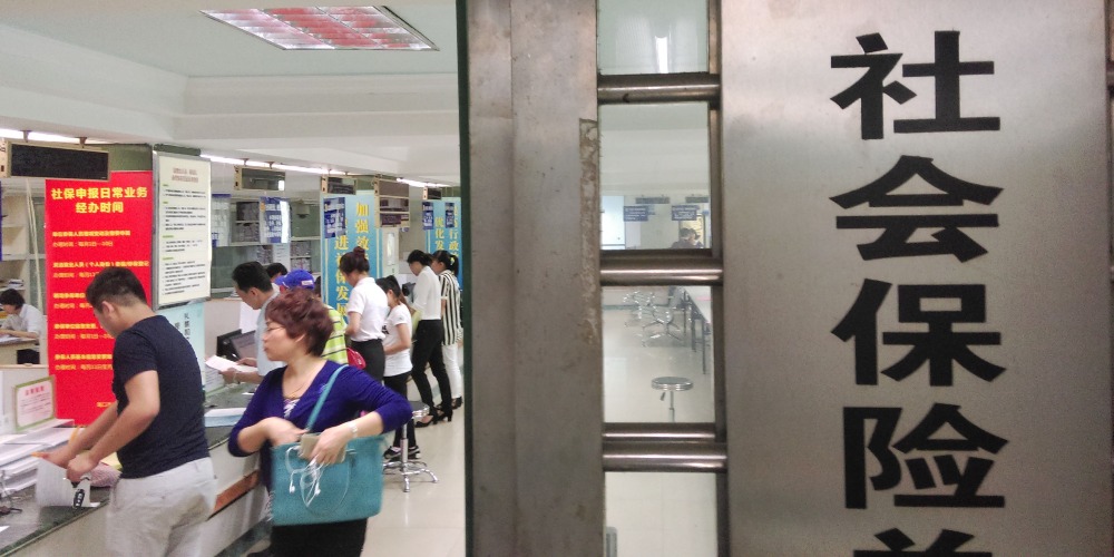 當代中國-改革開放-香港回歸25周年北上港人申領內地居住證享有內地居民同等福利