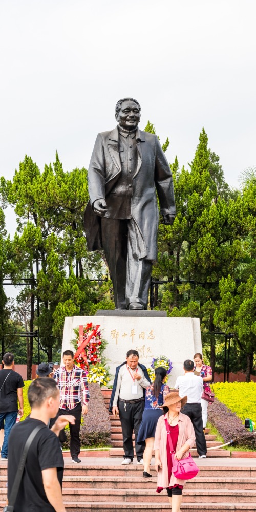 蓮花山公園鄧小平銅像