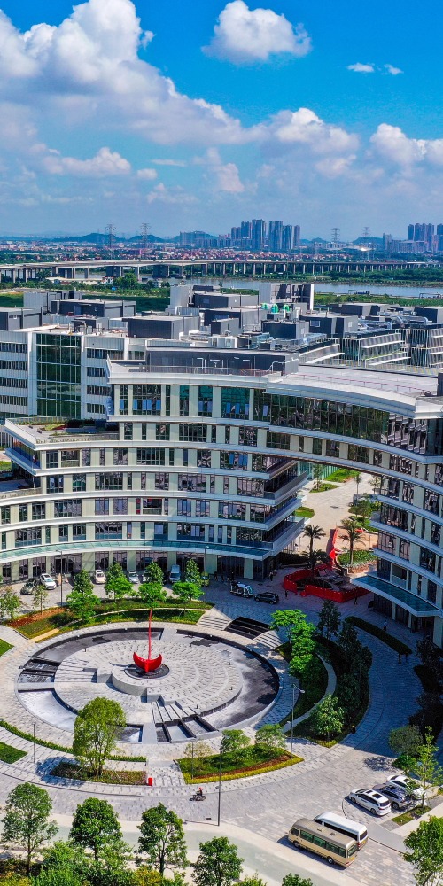 香港科技大学（广州）为一所研究型大学，采融合教程，与香港科技大学互认互补