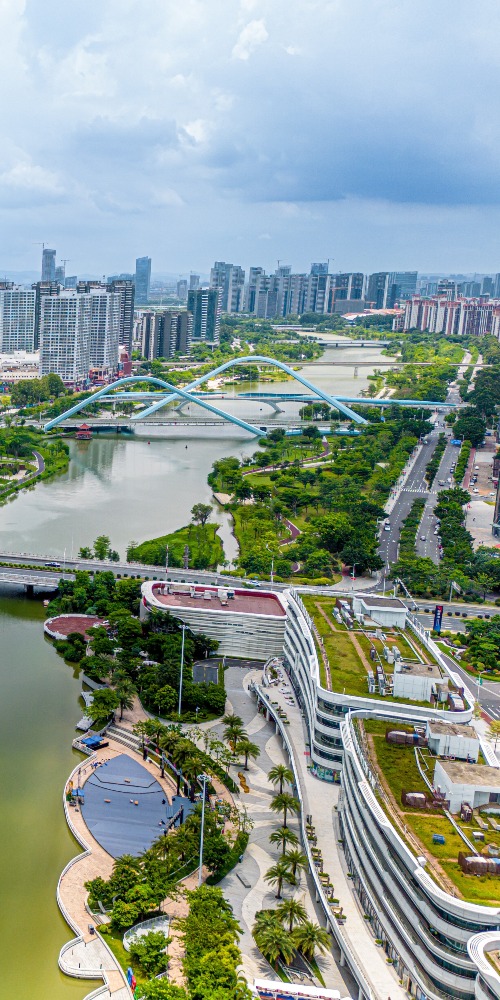 廣州南沙自貿試驗區自2015年開展以來，一直的焦點都投放在吸引港澳企業，建造一個「立足灣區、協同港澳、面向世界」的國際平台。 多年建設下，南沙已逐步成為港澳企業的專區。有專為港澳企業而設的創新創業基地，有首個由港人專家團隊成立的「智囊團」--廣州南沙粵港合作咨詢委員會，以及國家政策《廣州南沙深化面向世界的粵港澳全面合作總體方案》，都為粵港合作出謀獻策。