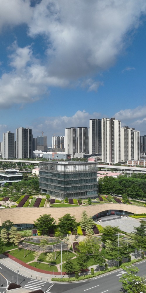 明珠湾开发展览中心座落在南沙区灵山岛凤凰一桥东侧，主要包括有明珠湾规划建设的展览馆，以及一座6层高的办公大楼，是南沙城投开发建设的指挥部的办公场所