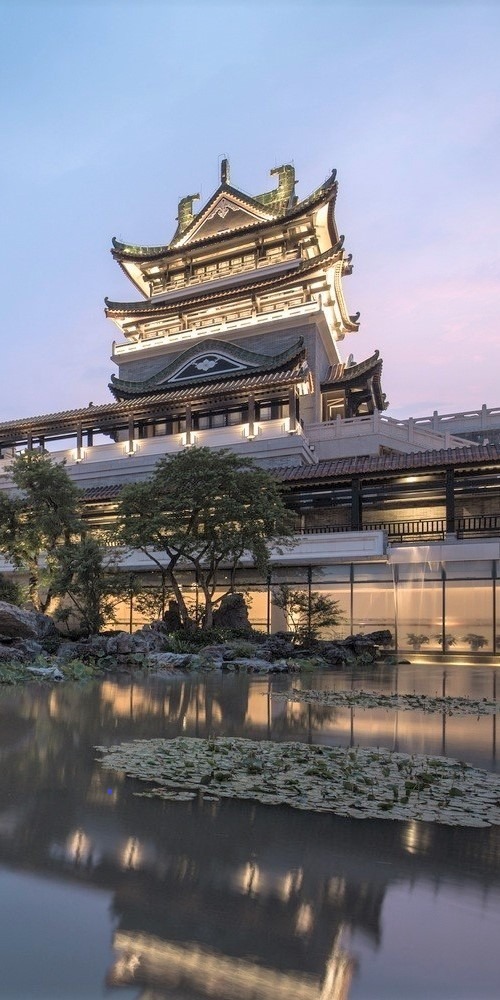 广州西关片区曾是粤剧的重要集聚之地。粤剧艺术博物馆，是全面认识粤剧历史、演变及承传的好地方。这里有港人熟识的梨园，还有吉庆馆、广福戏台等等，在独特的岭南建筑下展现出粤剧的前世今生。