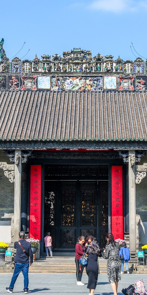 這個當年集廣東省所有陳姓家族捐款興建而成的於1894年落成的陳家祠，是供前來廣州投考省試或「上京赴考」子弟短暫停留的地方，現時是廣東省最大的民間工藝博物館。陳家祠是中國現存裝飾最精美的祠堂式建築，亦是現存規模最大的廣府傳統建築之一，有「嶺南建築藝術的明珠」的美譽。