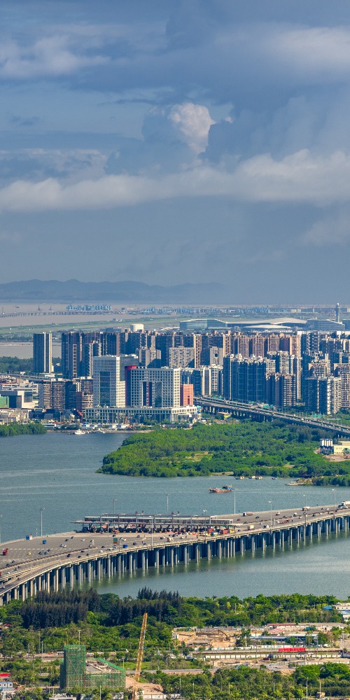 有海陆空及地下城交通布局，前海交通四通八达