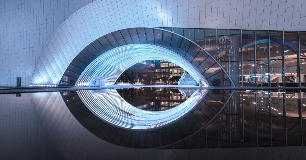 深圳最北面的光明区，近年亦出现了一座美仑美奂的文化建筑，名为“光明文化艺术中心”。因为门前那“水汪汪”的大眼睛，中心被冠以“光明之眼”的美誉。它不单貌美，亦是“智慧”兼备。它集聚了图书馆等五大文艺功能，优雅的文化气质令它火速成为打卡热点，是深圳北新的文化聚脚点。