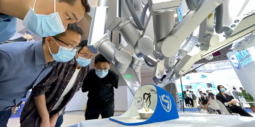 第86届中国国际医疗器械博览会（CMEF）在深圳举行，有来自19个国家4000多家医疗相关企业展示最新的医疗黑科技。这个素来被视为业界风向标的医疗博览会，今年首次设有“医疗机器人展区”，所展示的尖端科技更是令人眼界大开。