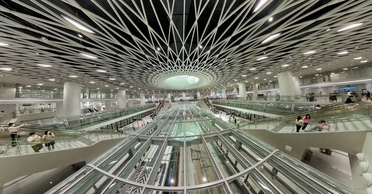 2022年是大灣區鐵路發展值得自豪的一年。新建的地鐵站不但一個比一個美麗，站內高科技設施更一座比一座新穎。今年還有多座超級轉車站相繼落成，地鐵線路與轉車換乘的網絡密度均是歷年最深最廣，令大灣區出行更加方便。