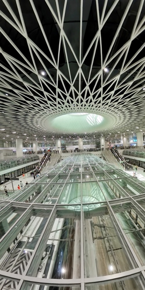 2022年是大灣區鐵路發展值得自豪的一年。新建的地鐵站不但一個比一個美麗，站內高科技設施更一座比一座新穎。今年還有多座超級轉車站相繼落成，地鐵線路與轉車換乘的網絡密度均是歷年最深最廣，令大灣區出行更加方便。