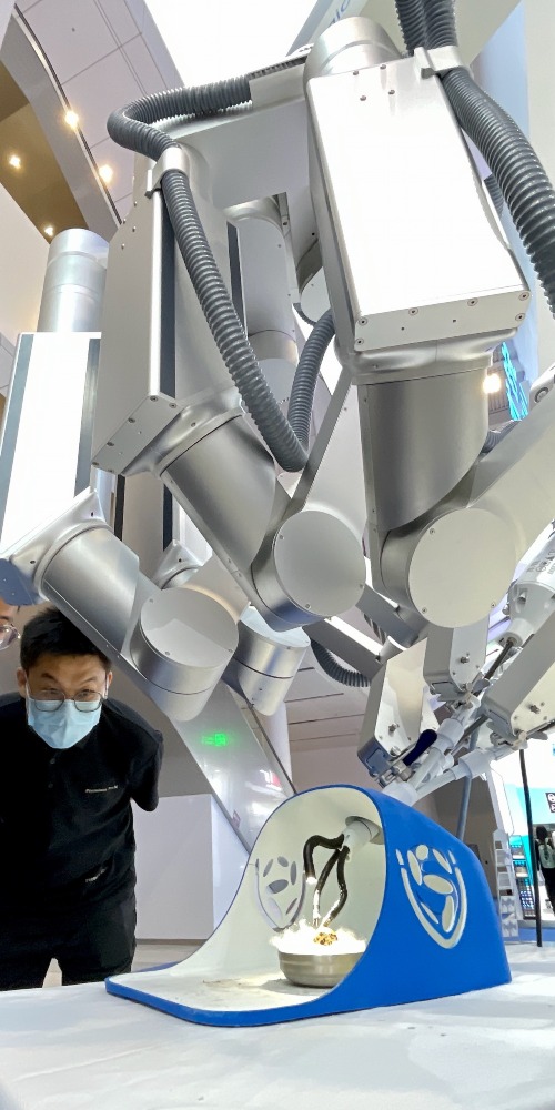 第86届中国国际医疗器械博览会（CMEF）在深圳举行，有来自19个国家4000多家医疗相关企业展示最新的医疗黑科技。这个素来被视为业界风向标的医疗博览会，今年首次设有“医疗机器人展区”，所展示的尖端科技更是令人眼界大开。