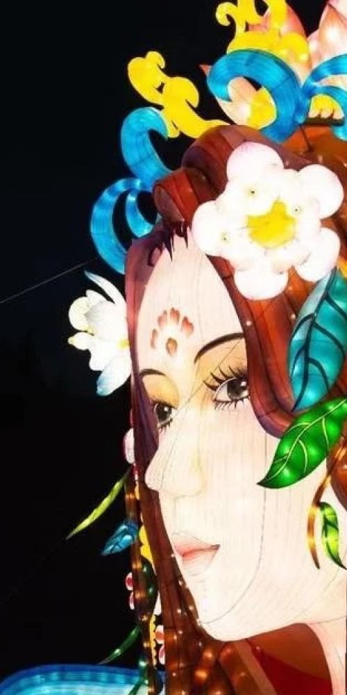 深圳不少地方都有大型的春节灯会，好像有锦绣中华自贡灯会、欢乐海岸的2023湾区超级灯会、甘坑古镇小凉帽灯笼节，展示各式传统花灯艺术外，有些还加入科技元素展现独特的光影效果，有些还有真人巡游表演，像嘉年华一样洋溢欢乐的贺年气氛。