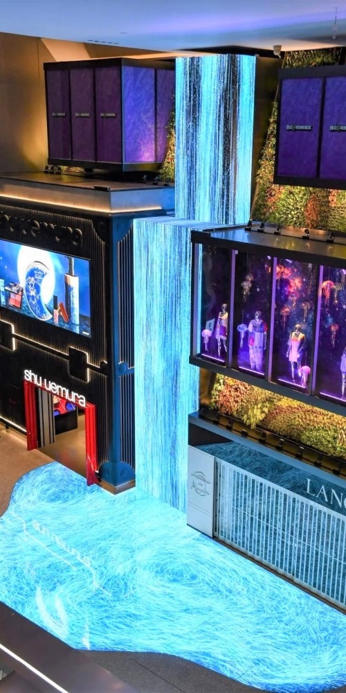 深圳又有新地標！位於福田大金沙片區的中洲灣，有一座以打造「未來城市」為定位的大型商場「中洲灣ＣFuture City」。商場佈滿由國際知名Teamlab的夢幻藝術科技、法國大師設計的鮮植物花園，還有中外各地品牌旗艦店，走進商場就像進入一趟奇妙的夢幻旅程。