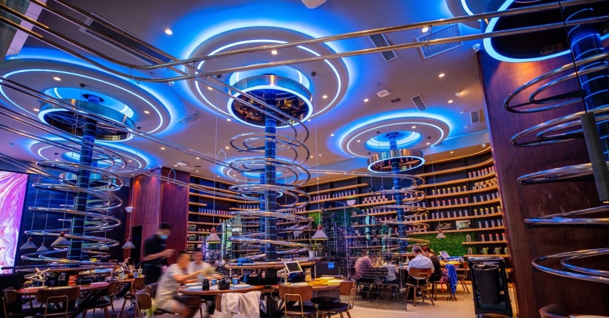 深圳失重餐廳SpaceLab位於寶安區壹方城，科幻式送餐好玩，適合一家大小前往