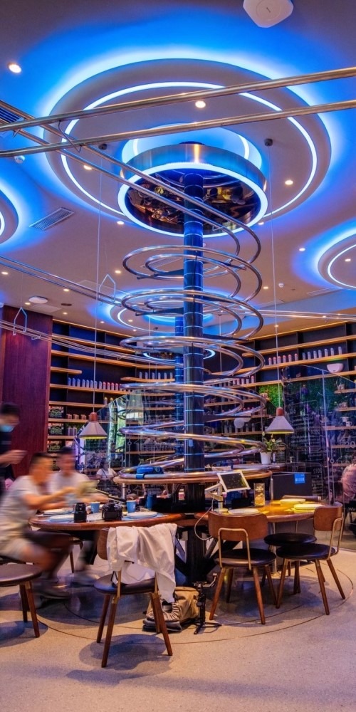 深圳失重餐厅SpaceLab位于宝安区壹方城，科幻式送餐好玩，适合一家大小前往