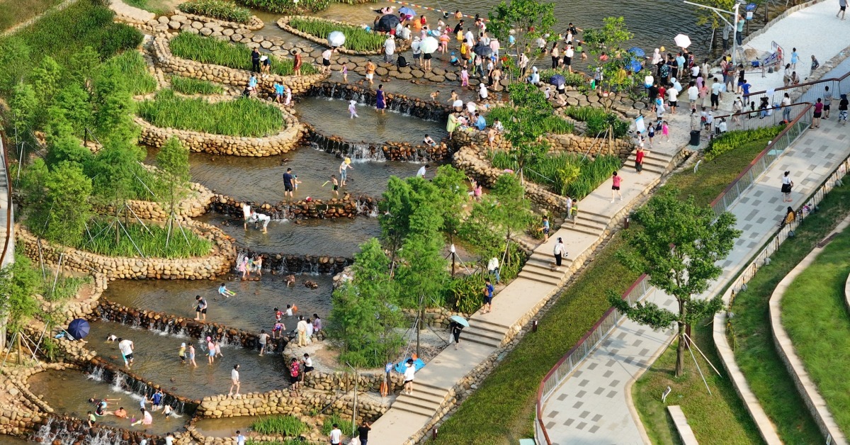 深圳头陂公园于2024年5月落成，因为环境优美、大自然亲水元素，是消暑的好去处，开园后旋即成为新晋网红公园。