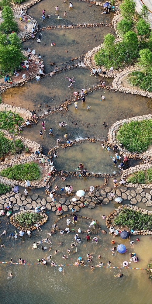 Shenzhen Toupo Park, completed in May 2024, is a good place to cool down due to its beautiful environment and natural water-friendly elements, and quickly became a trending Internet-famous park after its opening.