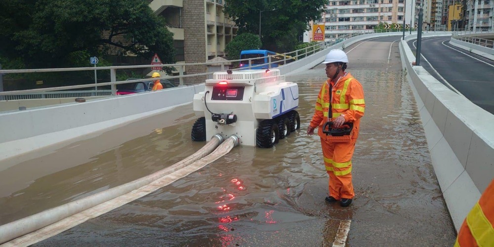 “龙吸水”排水机械人