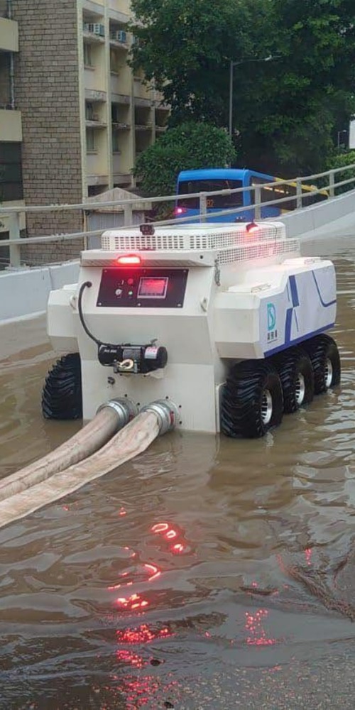 「龍吸水」排水機械人