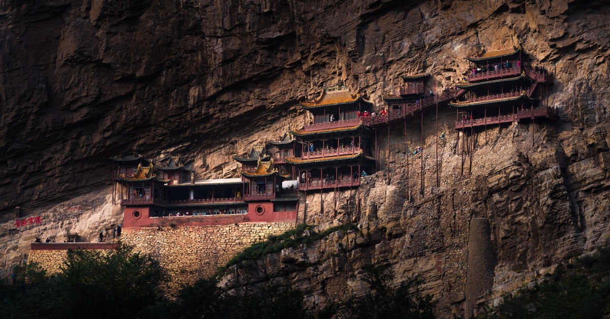恆山懸空寺是恆山十八景的「第一勝景」，建於北魏時期，迄今已有近1,600多年歷史，同時也是最新國產遊戲大作《黑神話：悟空》的山西取景地之一。
