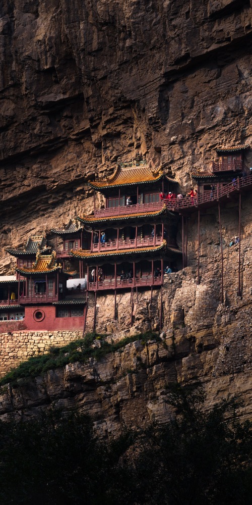 恆山懸空寺是恆山十八景的「第一勝景」，建於北魏時期，迄今已有近1,600多年歷史，同時也是最新國產遊戲大作《黑神話：悟空》的山西取景地之一。