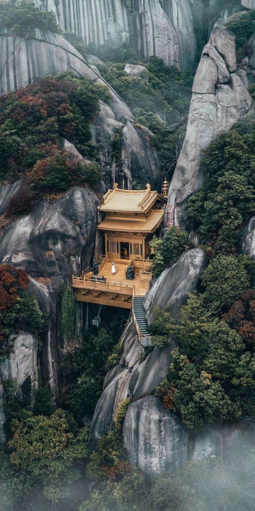 福建太姥山悬空铜殿