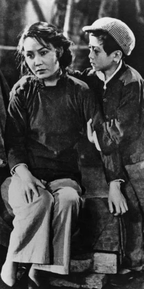 當代中國-當年今日-《一江春水向東流》